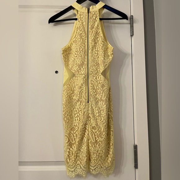 Yellow fitted dress with lace overlay appliqué - Picture 4 of 7